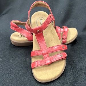 Taos Red Trophy 2 Sandals size 6